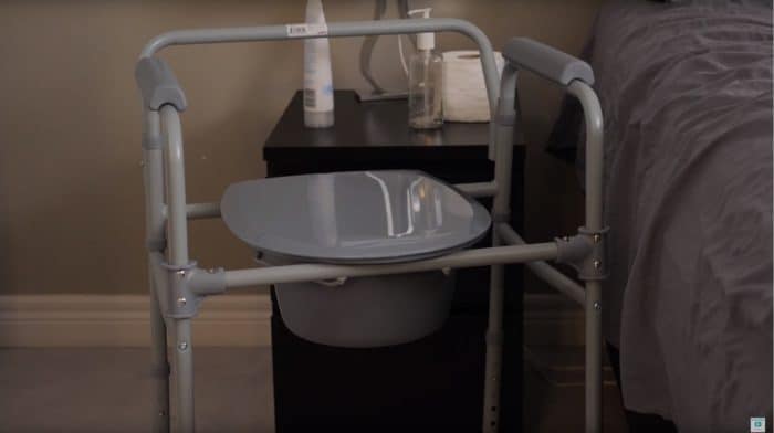 Como ayudar con silla especial con urinal